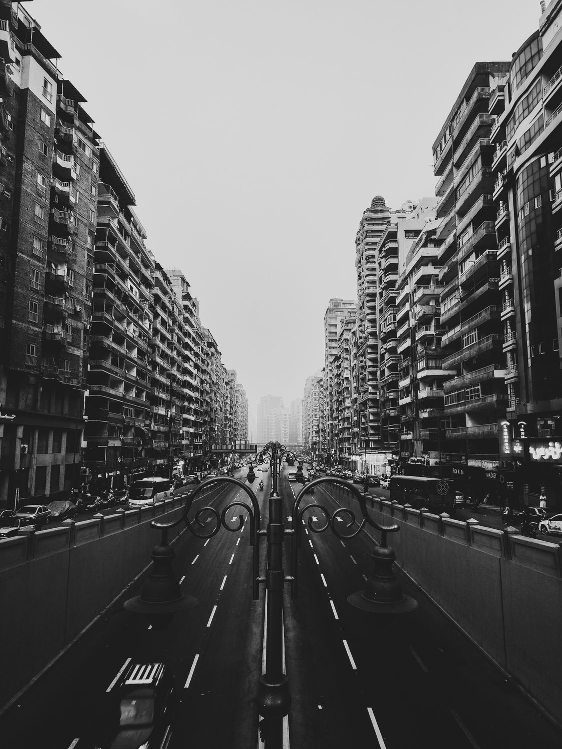 Street in City in Black and White · Free Stock Photo