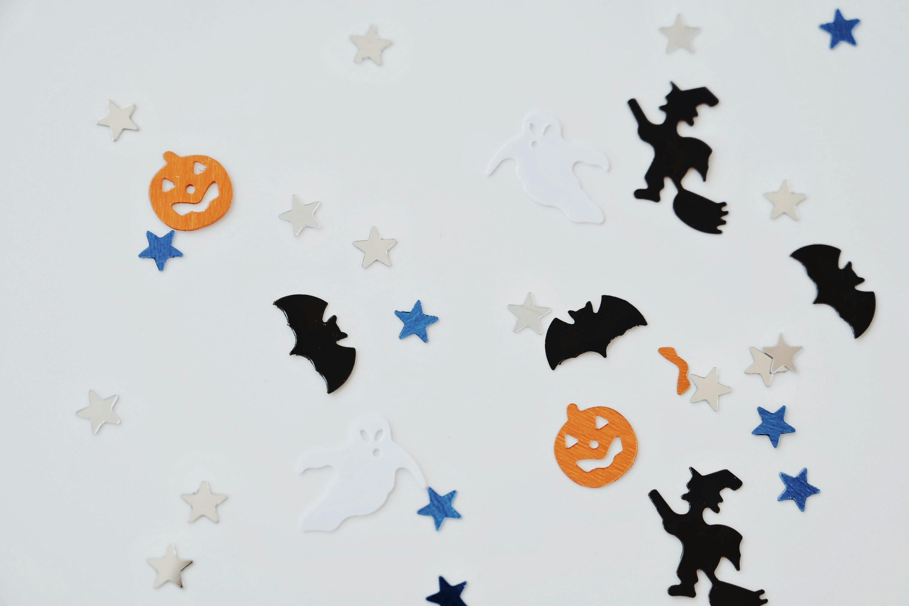 Halloween confetti with bats and ghosts · Free Stock Photo