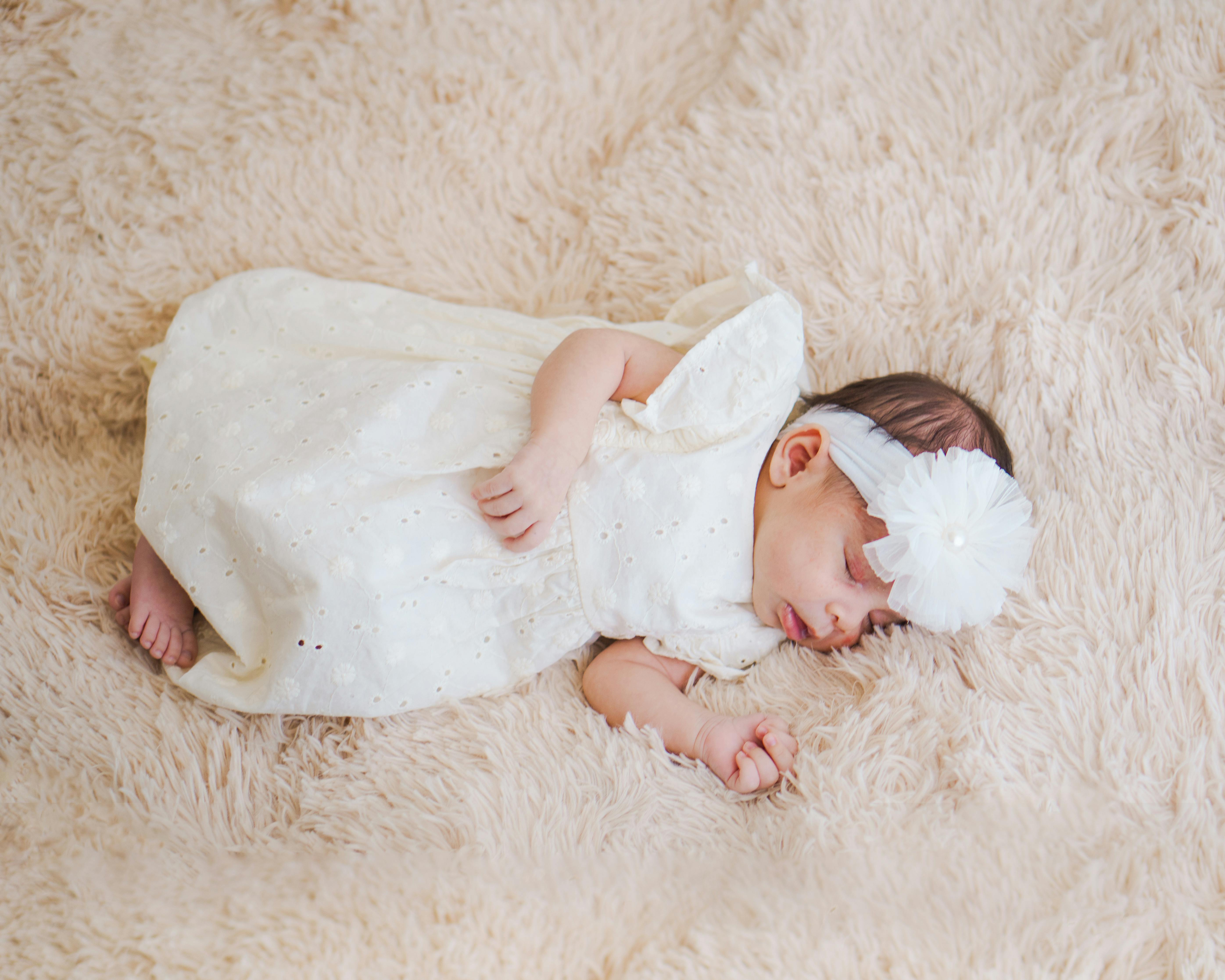 ¿Cómo vestir a un recién nacido para dormir?