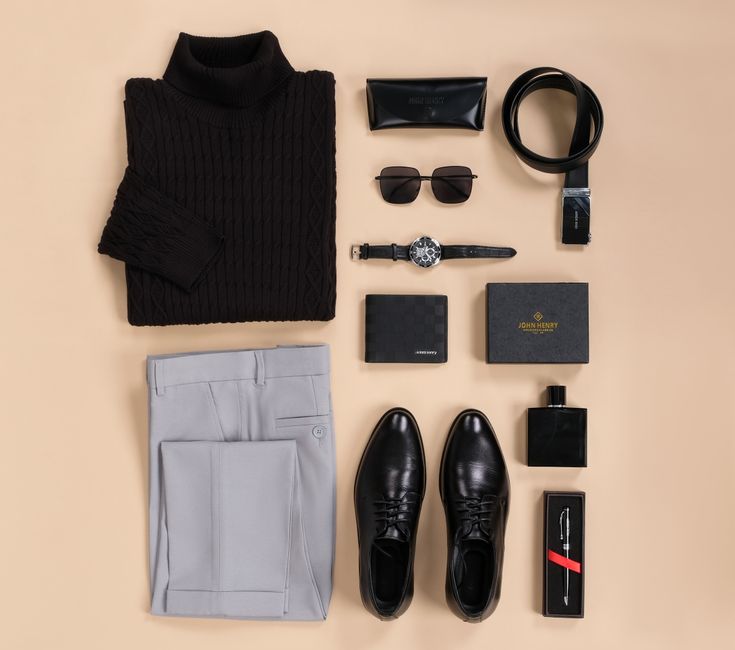 Flat-lay of a neutral 12-piece capsule wardrobe for a 14-day trip - 2-week travel capsule wardrobe Flat-lay of a neutral 12-piece capsule wardrobe for a 14-day trip - 2-week travel capsule wardrobe