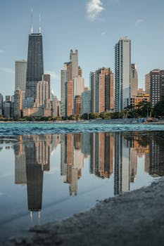 芝加哥的天际线倒映在湖中，展现出现代建筑的风貌