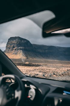 在车内欣赏山地景观，捕捉公路旅行的优美瞬间