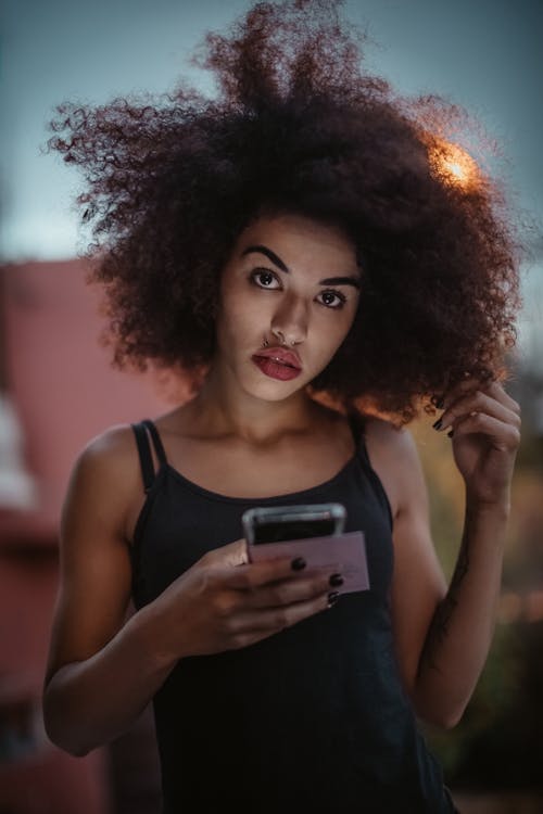 Fotobanka s bezplatnými fotkami na tému afroúčes, človek, dievča