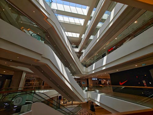 Fotos de stock gratuitas de Centro comercial, edificio, luz del sol