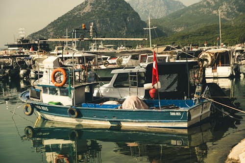 Araçlar, bağlı, balıkçı teknesi içeren Ücretsiz stok fotoğraf