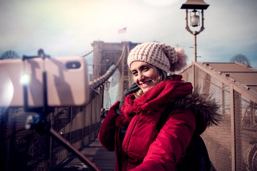 Kostenlos Frau Trägt Rote Kapuzenjacke Mit Reißverschluss Stock-Foto