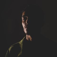Dramatic low-light portrait by Yigit KARAALIOGLU on Pexels