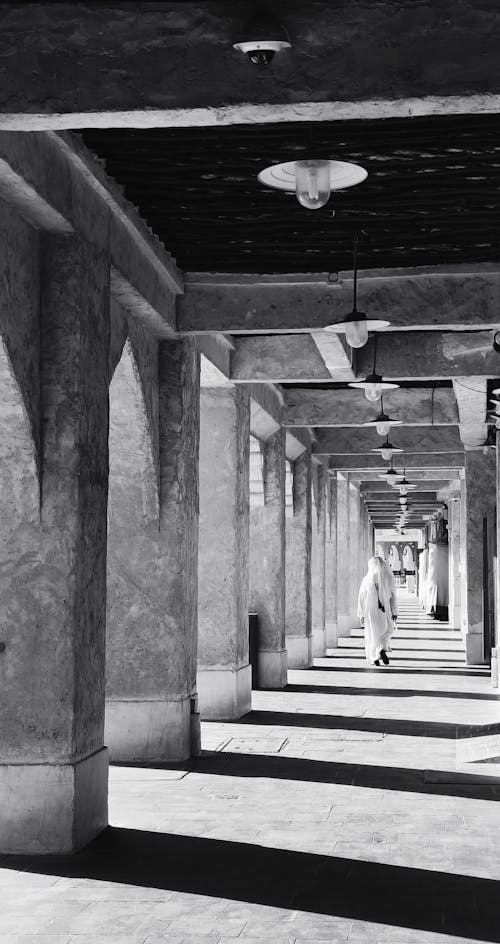 Immagine gratuita di bianco e nero, camminando, colonne