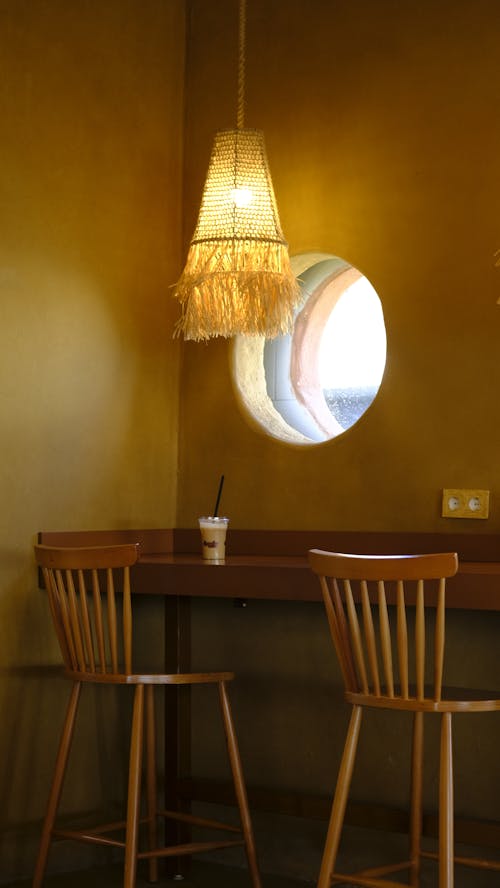 Darmowe zdjęcie z galerii z kawiarnia, krzesła, lampa