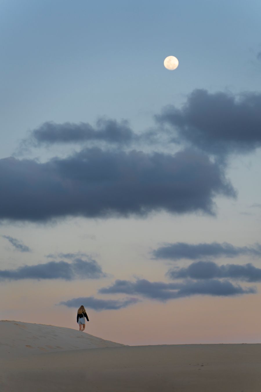 Moonrise over a dune at dusk, by Hugo Sykes on Pexels
