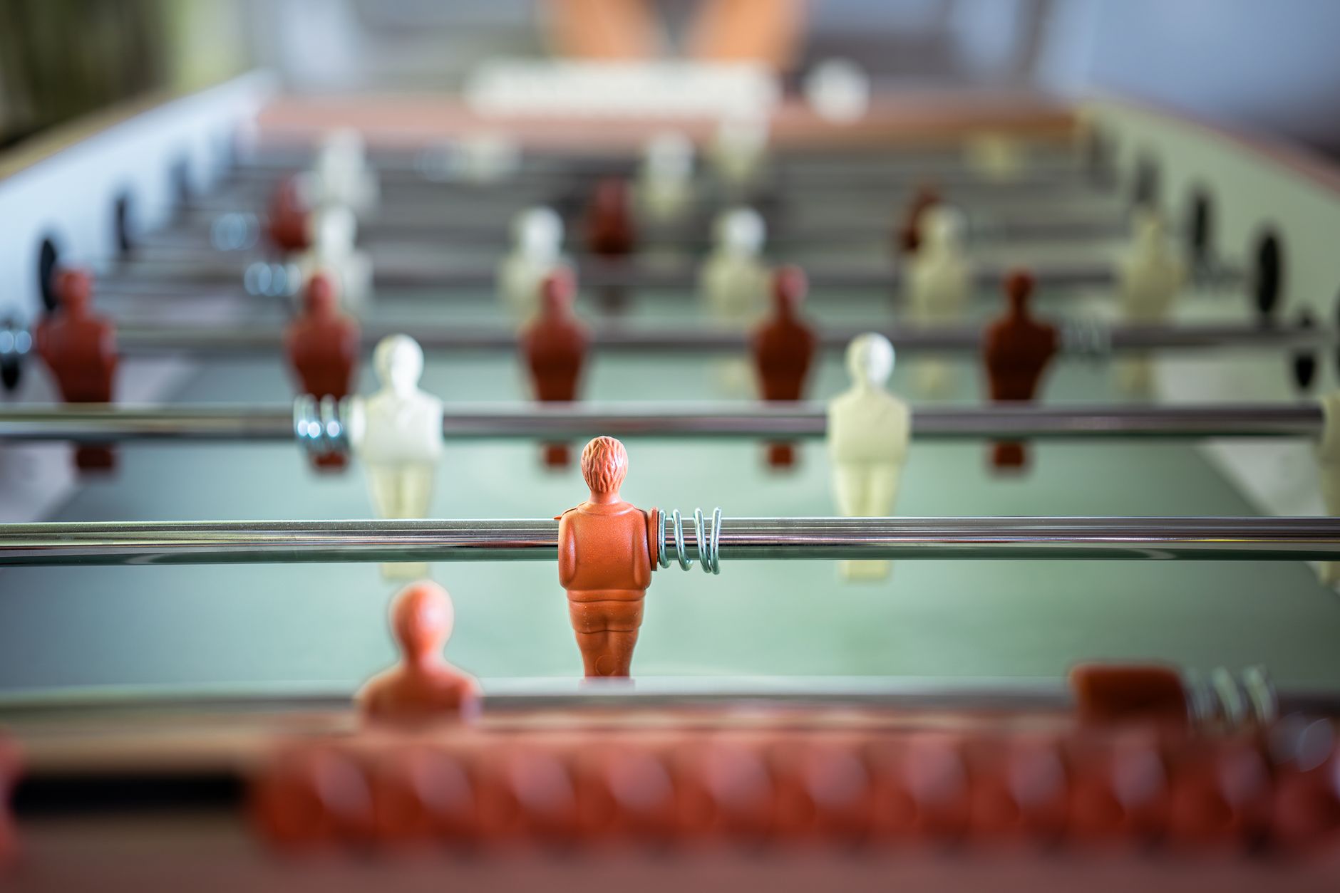 A close-up of a player comparing German casino reviews, withdrawal terms, and Trustpilot ratings