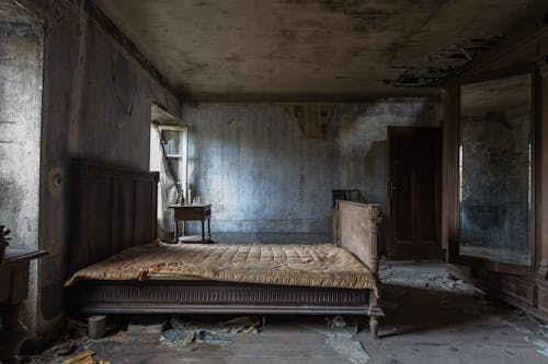бесплатная Пустая поврежденная комната с матрасом Стоковое фото