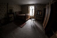 一间配有复古家具和大气灯光的黑暗、被遗忘的卧室