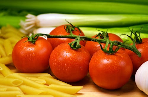 Bezpłatne Zamknij Się Zdjęcie Czerwonych Pomidorów W Pobliżu Makaronu Zdjęcie z galerii