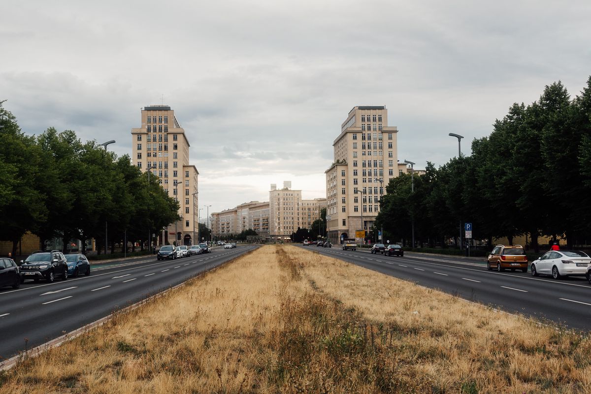 Bulevardul Karl-Marx-Allee din Berlin, cu blocurile lui monumentale de o parte și de alta