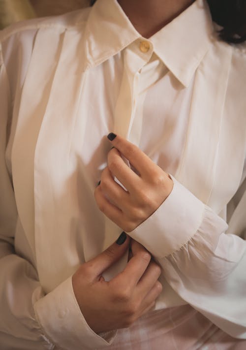 女人穿着白色的长袖衣领的衬衫