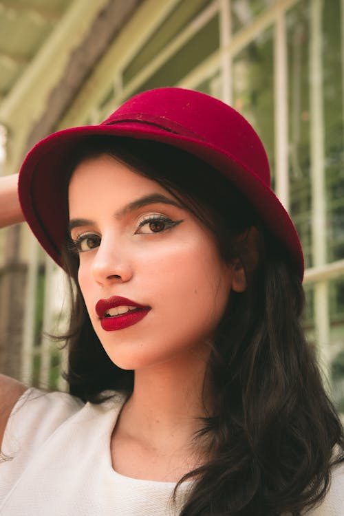 Mujer Sonriente Tocando Su Sombrero