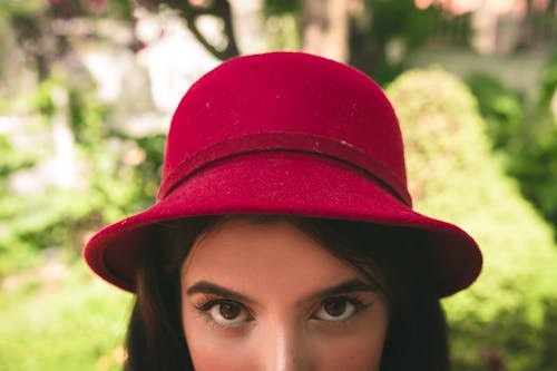 赤い帽子をかぶった女性