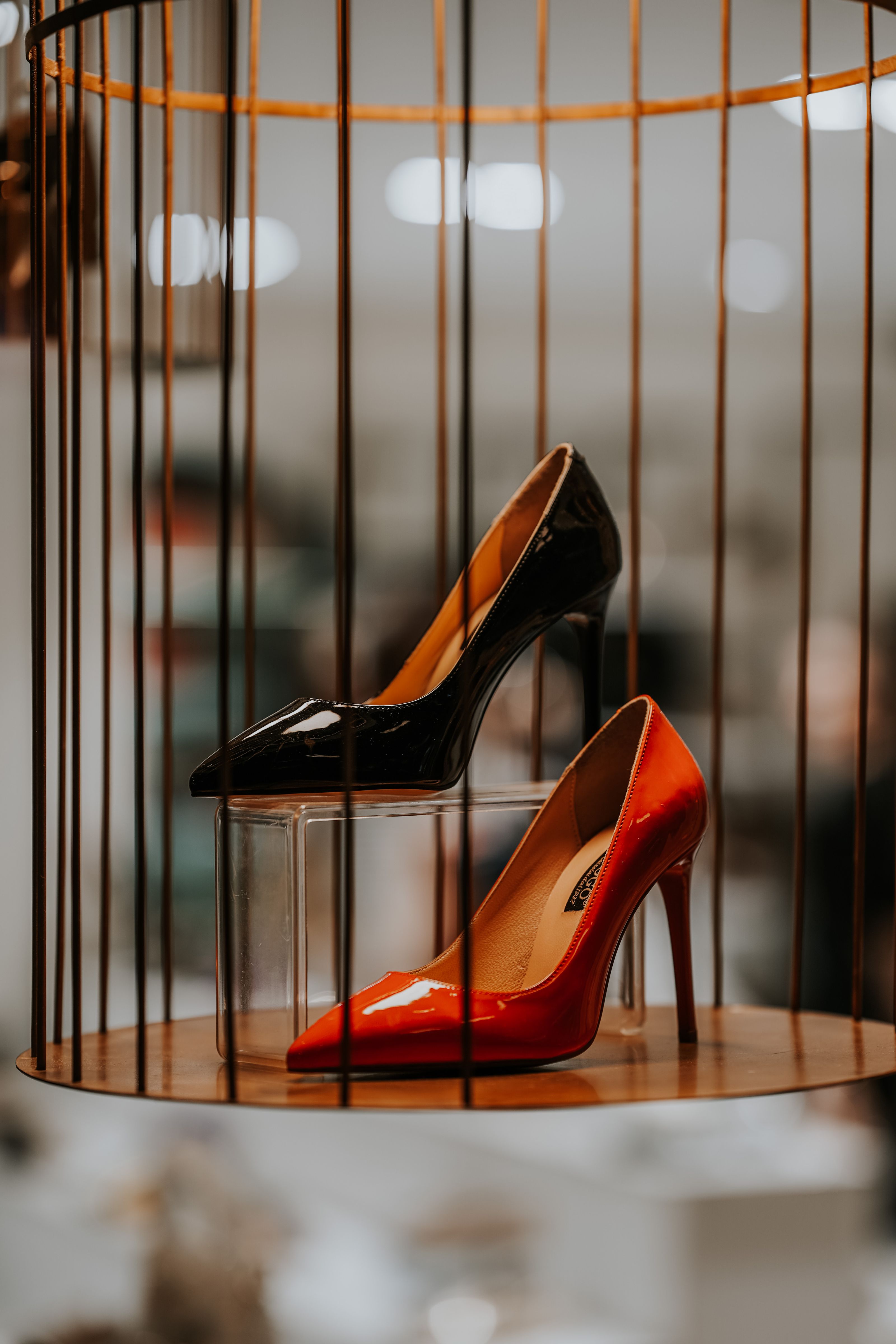 Elegantes saltos altos pretos e vermelhos exibidos com estilo no interior de uma loja de moda em Ancara.