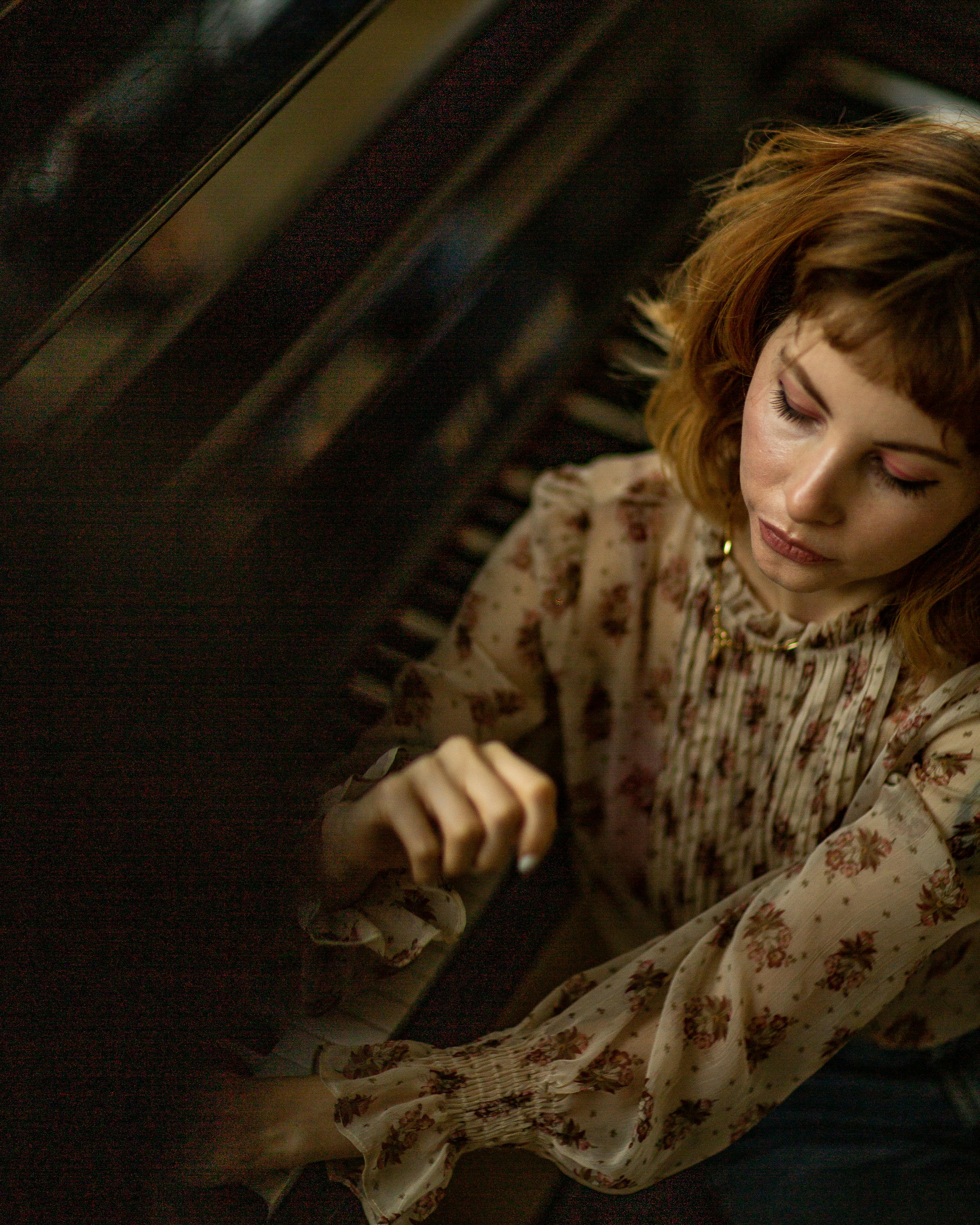 一位身着复古服装、陷入沉思的女子肖像，优雅动人