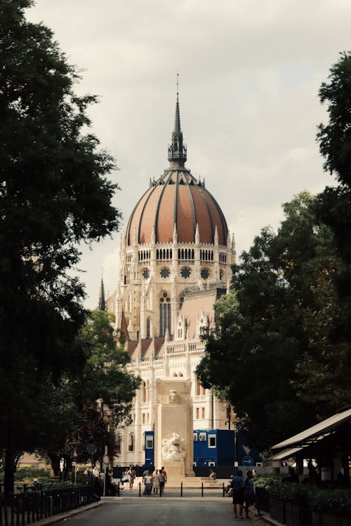 Kostenloses Stock Foto zu bäume, budapest, fußgängerwege