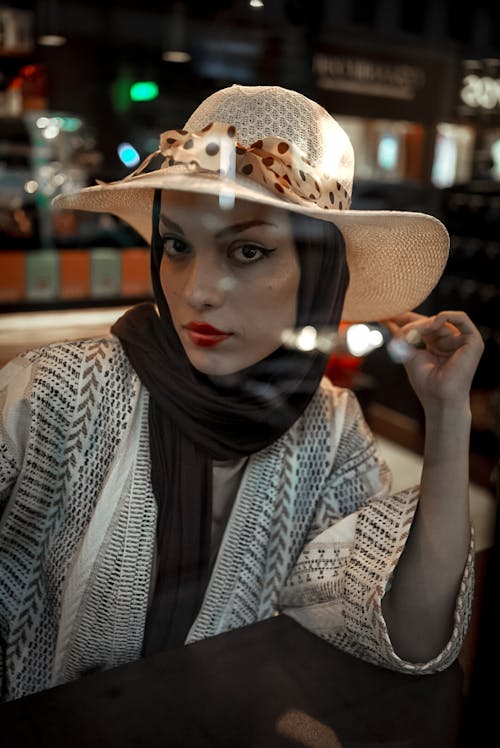 Fotobanka s bezplatnými fotkami na tému arabská žena, klobúk, na zvislo