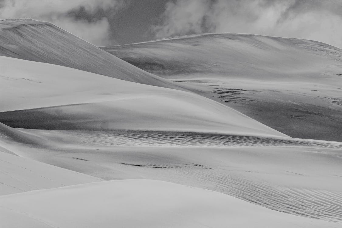 Foto d'estoc gratuïta de àrid, blanc i negre, desert