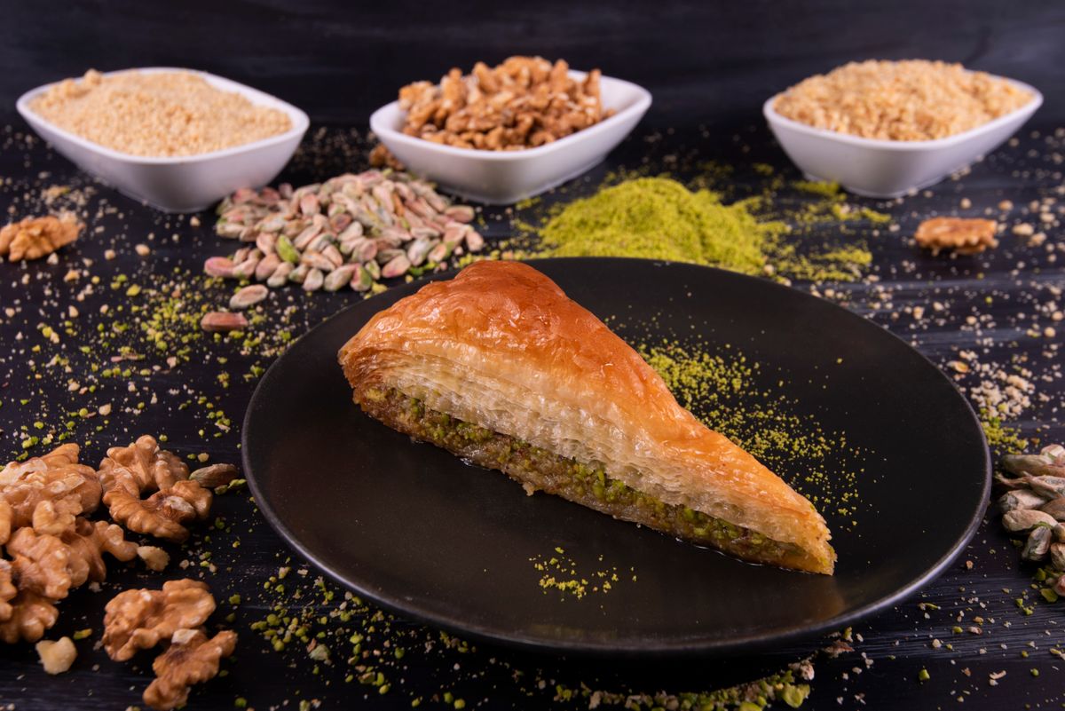 Cevizli şerbetli kalburabastı tatlısı