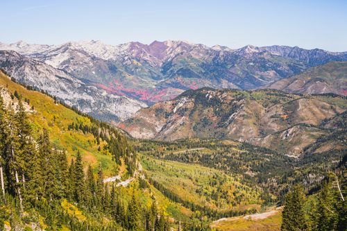 Free Panoramic view of a mountain valley in autumn with vibrant foliage and clear skies. Stock Photo