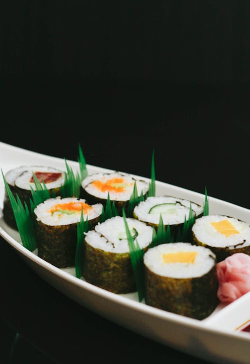 Photographie De Mise Au Point Sélective De Sushi Sur Plaque Ovale Blanche