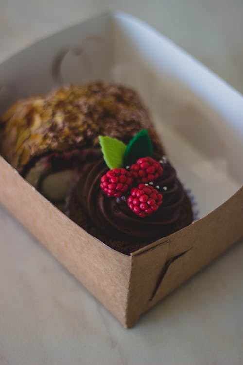 gratis Twee Cupcake Met Suikerglazuur Bovenop Stockfoto