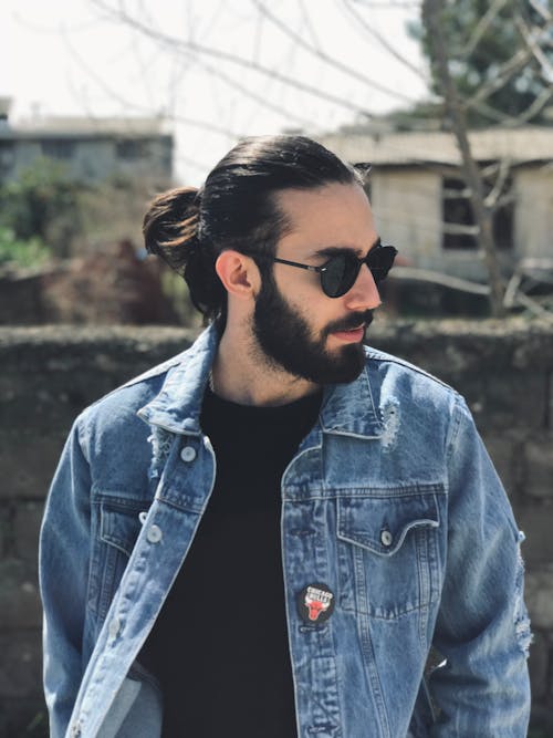 Fotos de stock gratuitas de barba, cabello moreno, chaqueta de jean