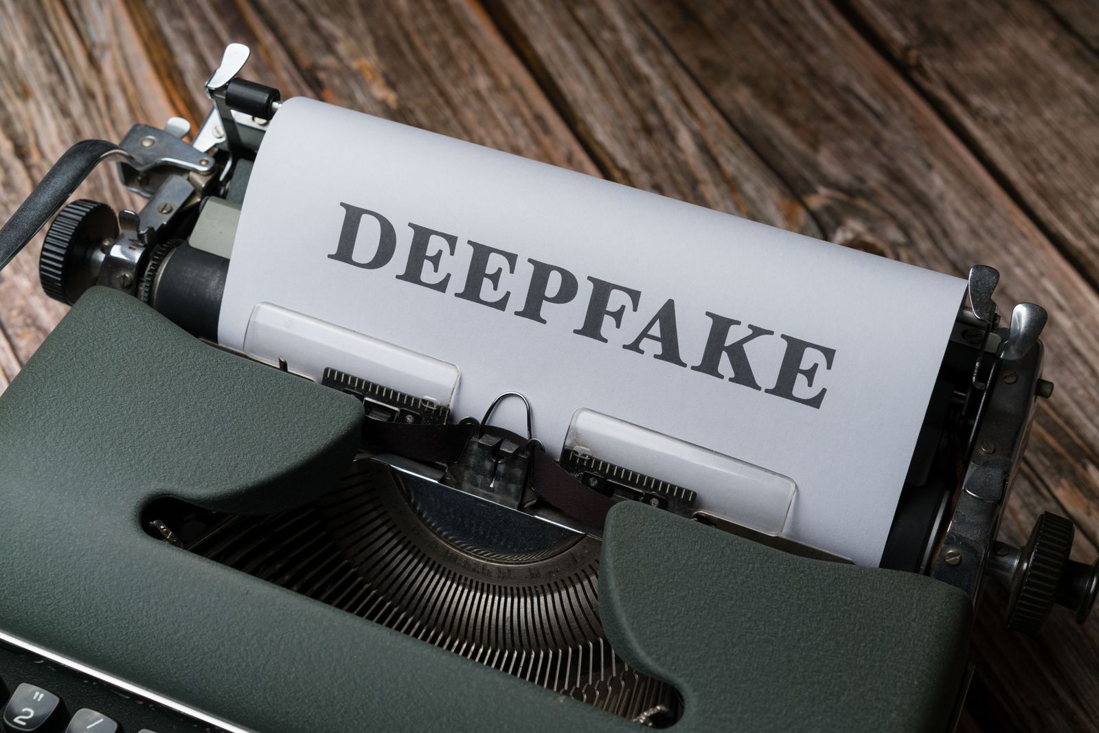 Ilustração do conceito de deep fake, com rostos sobrepostos e efeito digital.