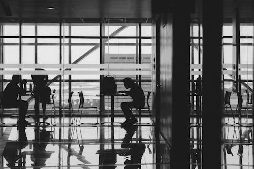 Gratis Immagine gratuita di aeroporto, bianco e nero, persone Foto a disposizione