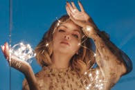 一幅装饰着闪闪发光童话灯光的迷人女性肖像画，散发着魅力和优雅