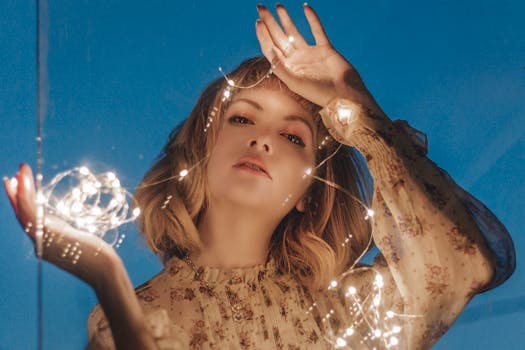 一幅装饰着闪闪发光童话灯光的迷人女性肖像画，散发着魅力和优雅