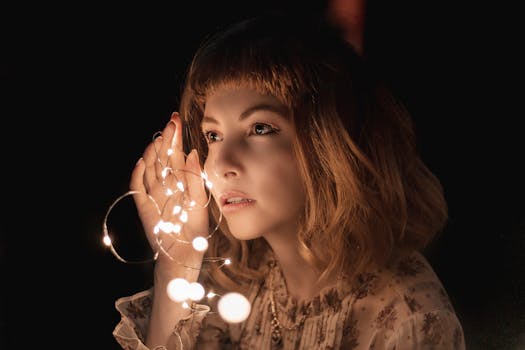 一位手持发光灯的女人，其迷人形象营造出梦幻般的氛围