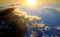 日落景色令人惊叹，云层和一群鸟构成了一幅戏剧性的天空场景