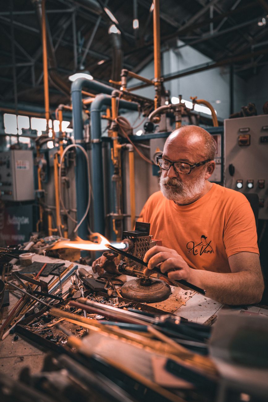 Vidro temperado em Gravataí/RS sendo produzido na fábrica — Oliveira Vidros