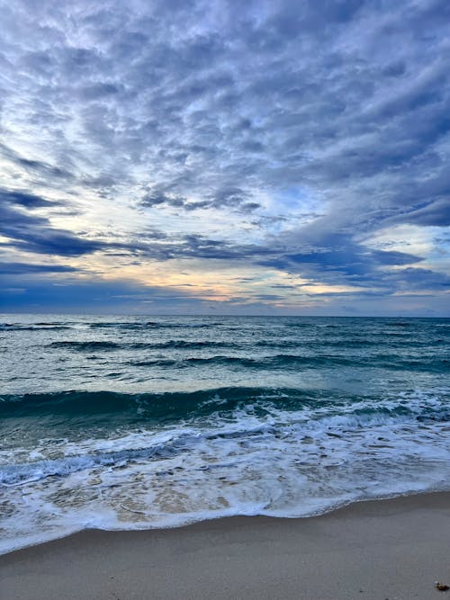 bulutlar, dalgalar, deniz içeren Ücretsiz stok fotoğraf