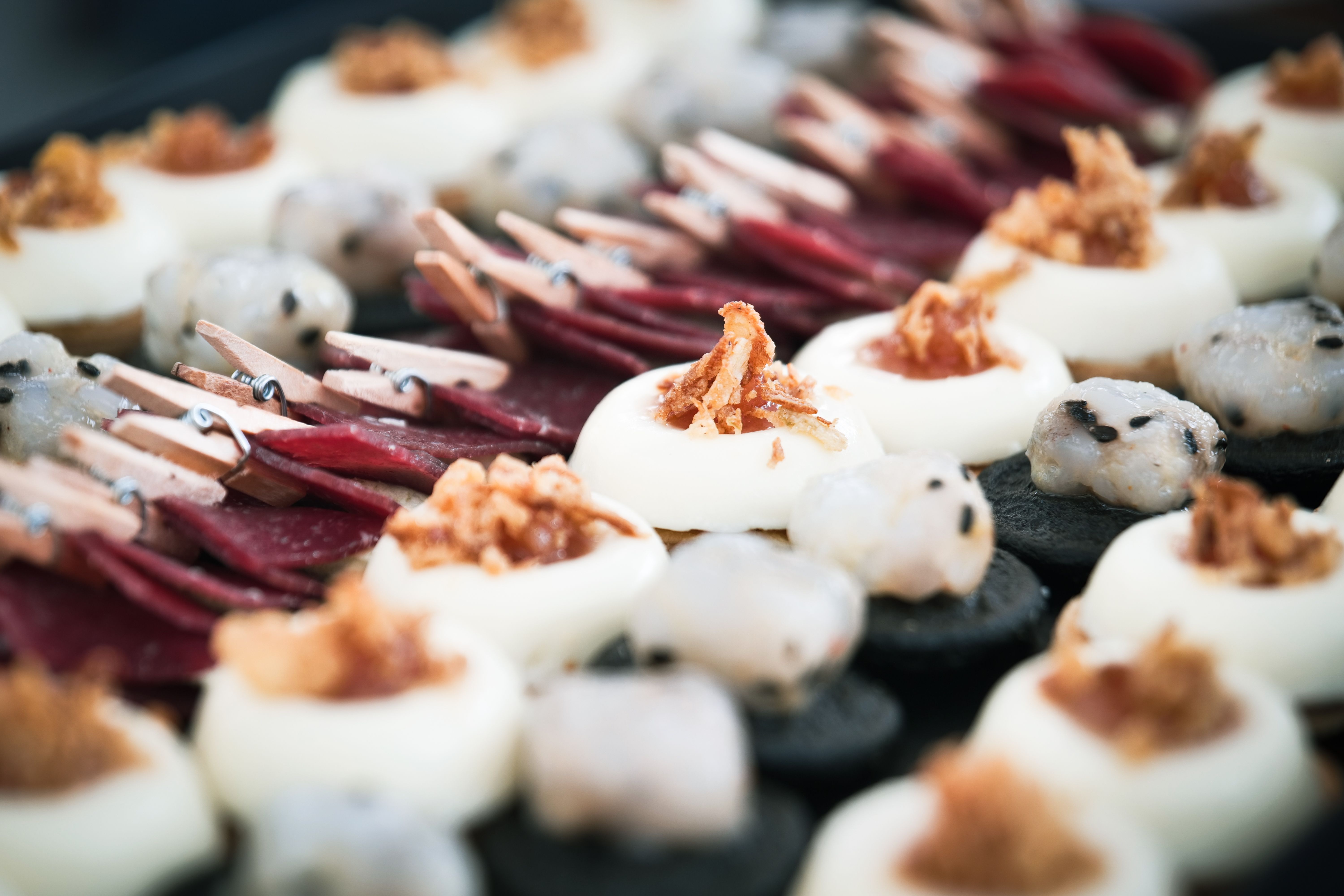 Foto stok gratis anggun, berwarna krem, buffet