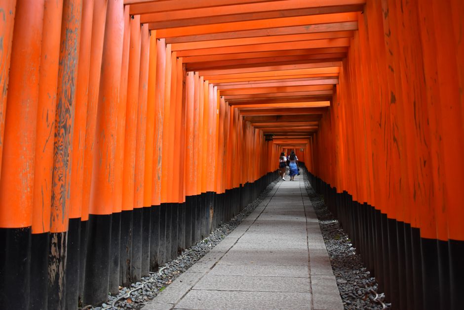 Fushimi Inari kaputengere: Kioto legikonikusabb szentélye – Senbon Torii path tunnel orange gates Kyoto