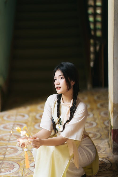 亞洲女人, 咖啡色頭髮的女人, 坐 的 免费素材图片