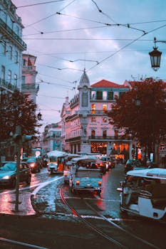 黄昏时分，潮湿的道路、嘟嘟车和城市建筑构成了街道的特色，夜晚氛围充满活力