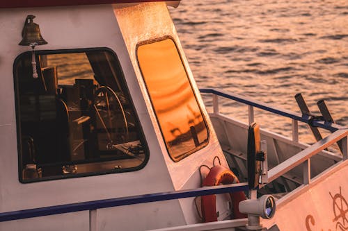 Безкоштовне стокове фото на тему «Windows, дзвін, моторний човен»