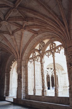 这座历史悠久的修道院内部，有复杂的哥特式拱门和石雕