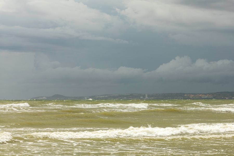 Storm swell off the coast by Serg Alesenko on Pexels