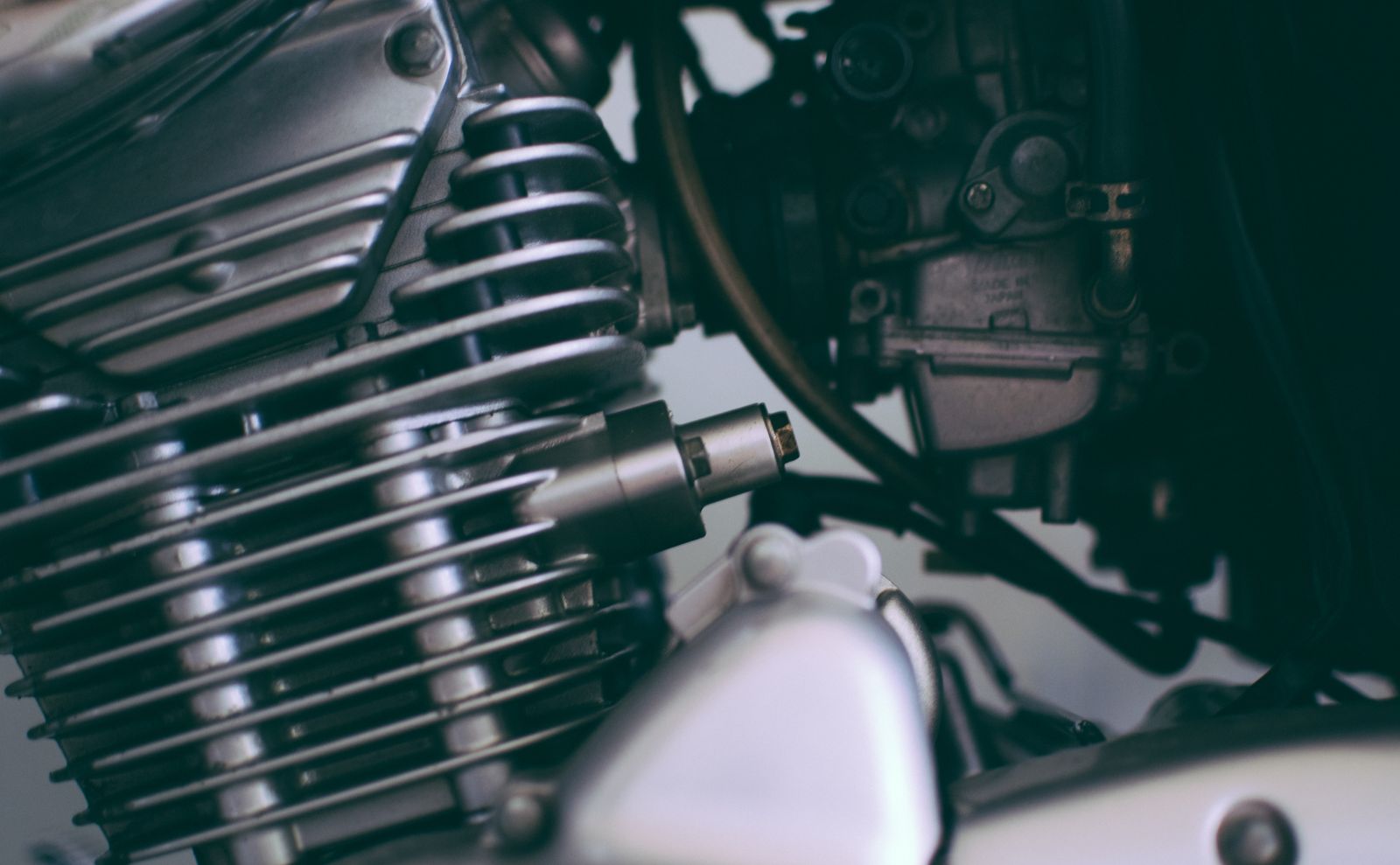 Gros plan détaillé sur un moteur de moto brillant montrant ses composants métalliques