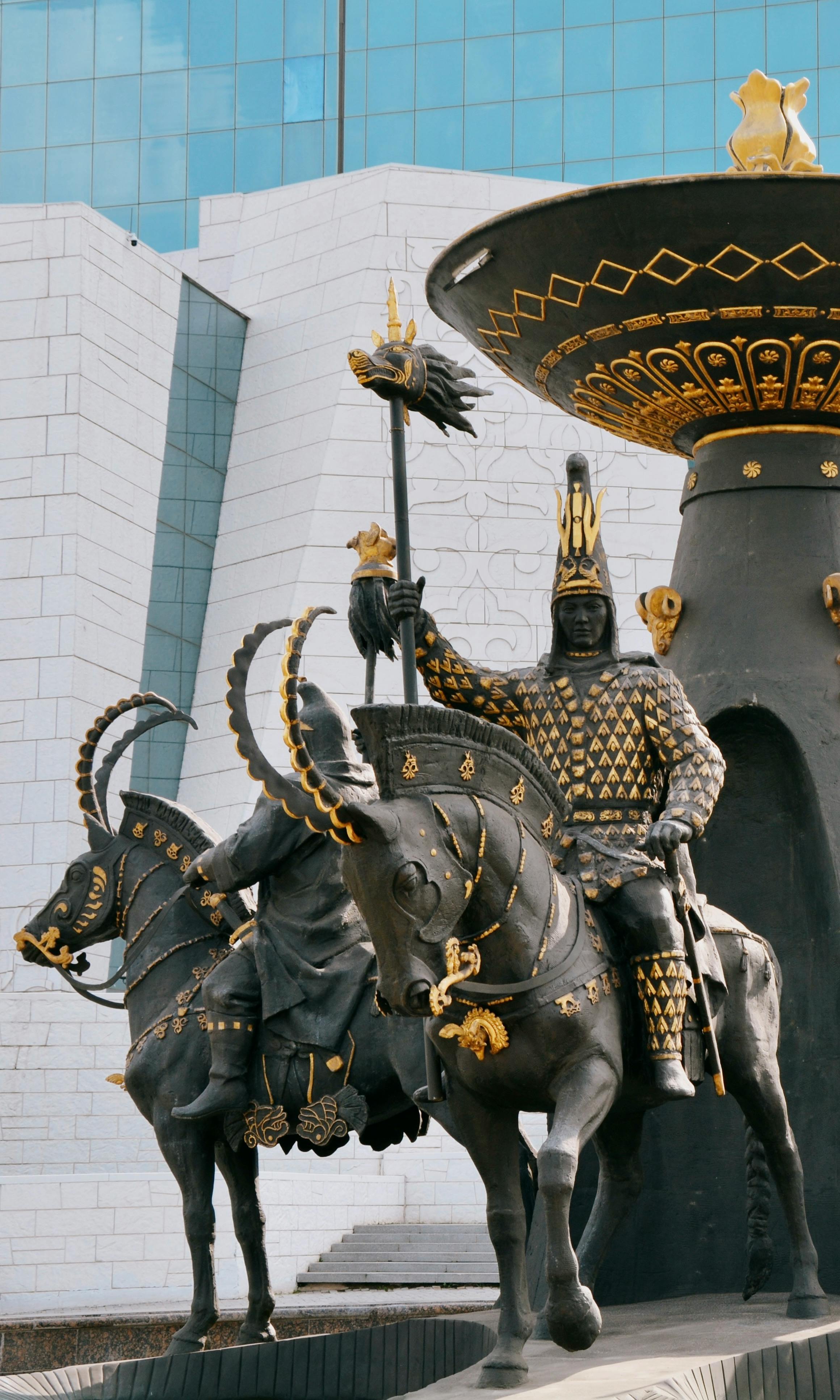 grátis Monumento Da Independência Com Um Guerreiro E Cavalos Foto profissional