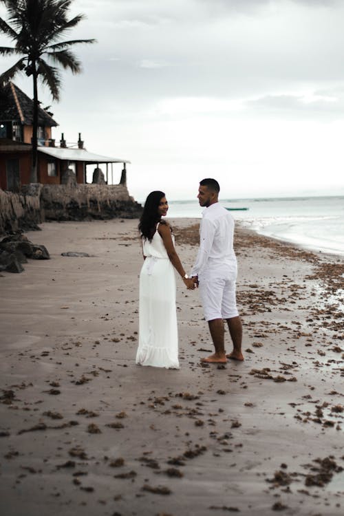 Free Couple Standing on Shore Stock Photo